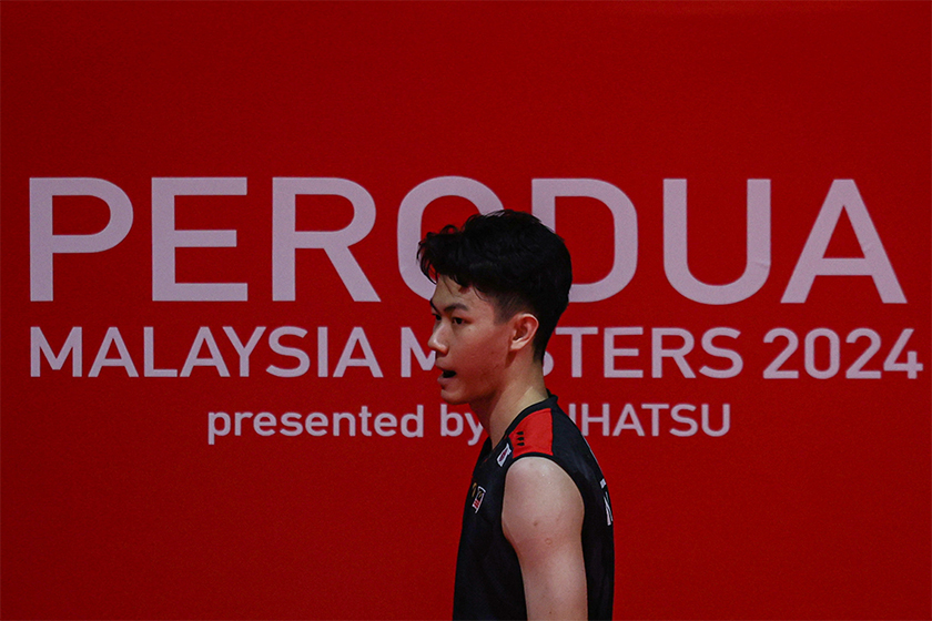 Reaksi kecewa Zii Jia selepas tewas kepada Axelsen pada pusingan akhir perlawanan Kejohanan Badminton Masters Malaysia Axiata Arena semalam. --fotoBERNAMA