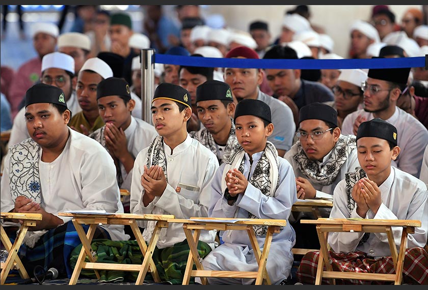 Antara pengunjung pada Festival Turath Islami Selangor di Masjid Sultan Salahuddin Abdul Aziz Shah, hari ini. - Foto Bernama