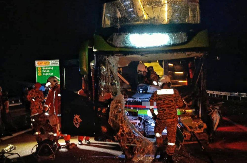 Pasukan BBP Taman Tas melakukan kerja-kerja menyelamat selepas menerima panggilan berhubung kejadian itu awal pagi Selasa. - Foto JBPM Pahang