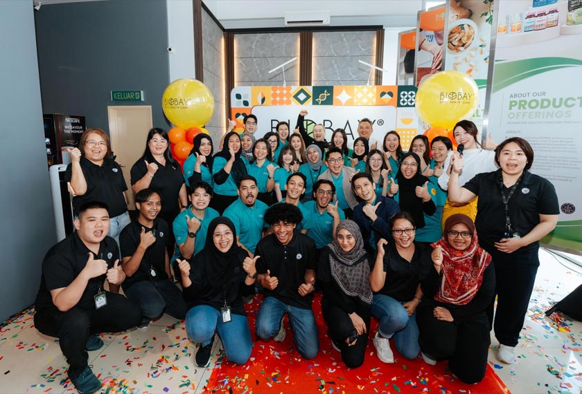 Jess Chong dan Master Chris Leong bergambar bersama seluruh tenaga kerja Avelon Healthcare Group serta pengacara yang menjayakan majlis tersebut. - Gambar Biobay