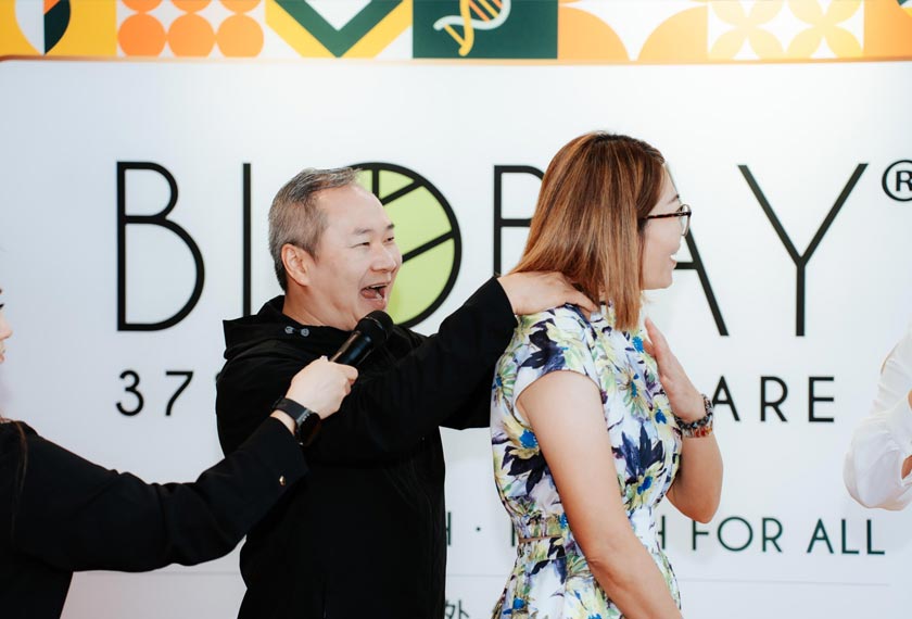 Master Chris Leong turut berkesempatan menunjukkan demonstrasi kaedah tradisional Tit Tar kepada tetama yang bertuah. - Gambar Biobay