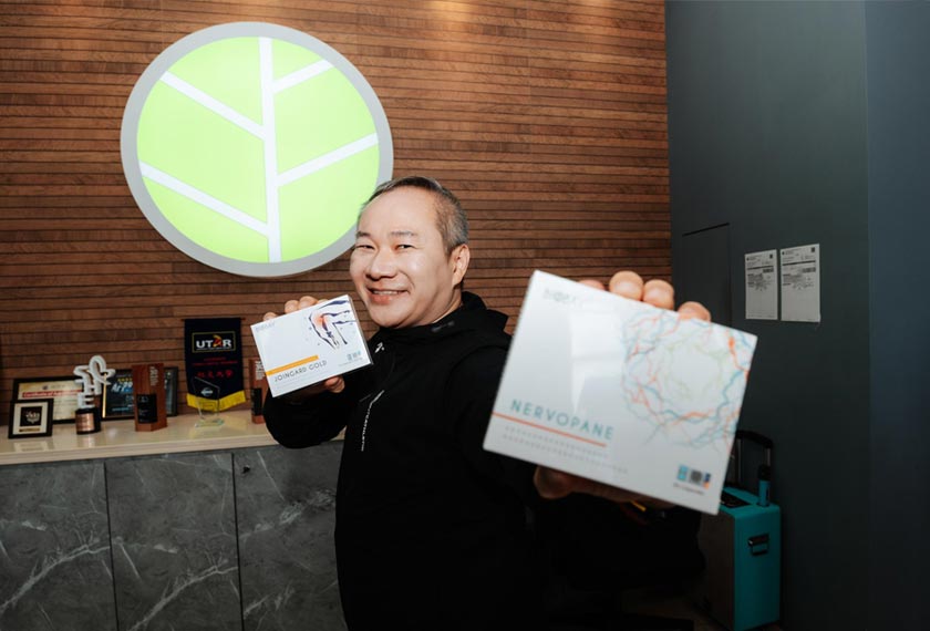 Master Chris Leong menunjukkan produk bagi mengawal sakit sendi dan saraf yang dikeluarkan oleh Biobay 37°C Healthcare. - Gambar Biobay