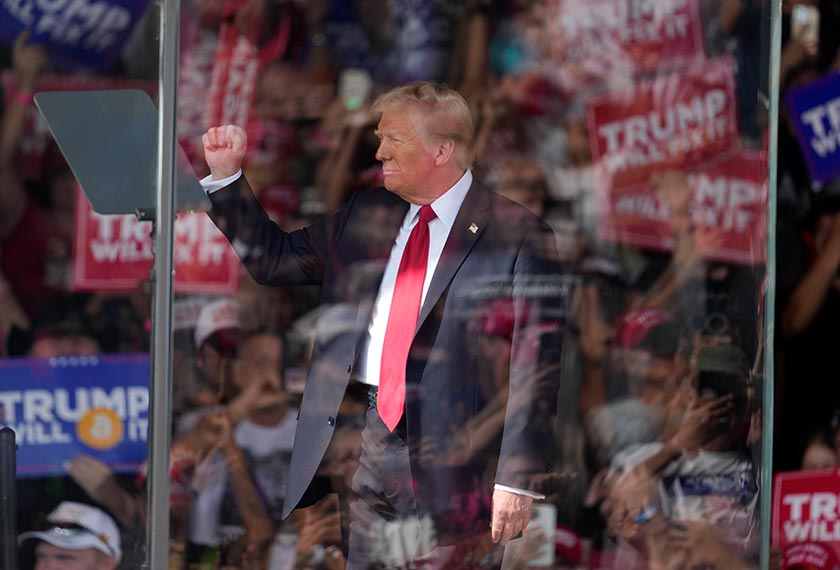 Trump ketika tiba di satu lokasi kempen pilihan raya di Gastonia, North Carolina, 2 Nov 2024. (Foto AP)