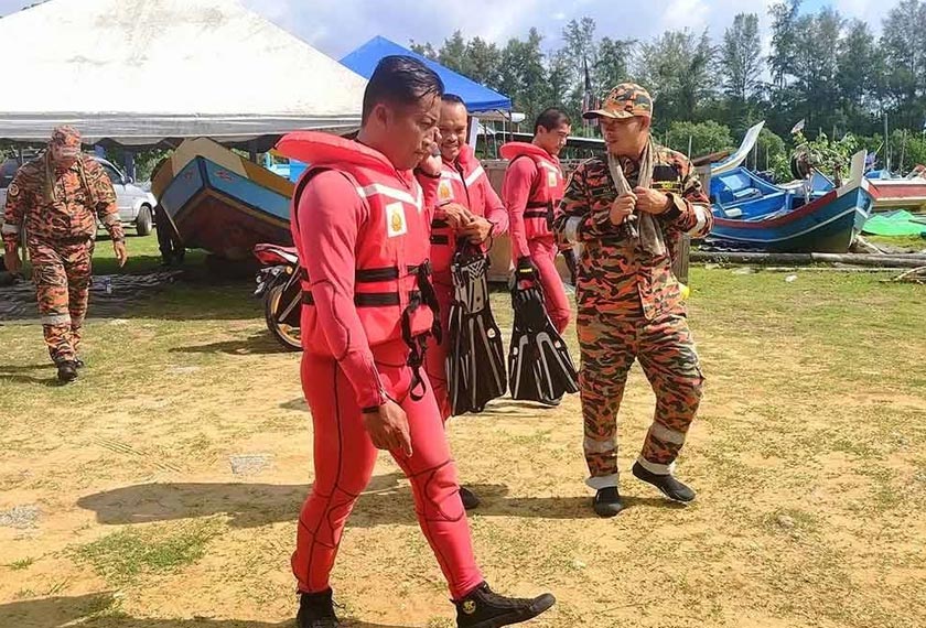 Anggota bomba turut menbantu dalam operasi SAR mencari mangsa yang dikhuatiri lemas di muara Sungai Balok di sini. - Foto Sinar Harian
