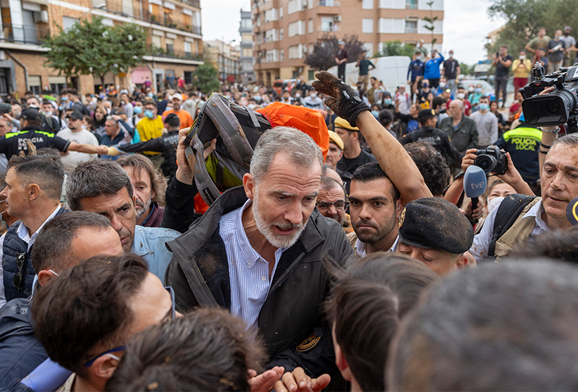 Raja Felipe VI mendengar luahan kekecewaan penduduk yang juga mangsa banjir.