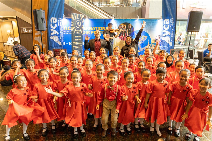 Aksi Les Chanteurs Junior selepas pertandingan Koir Antarabangsa MCE yang berlangsung di Menara Ken, TTDI, Jumaat lalu. - Gambar/ Akmal Salleh