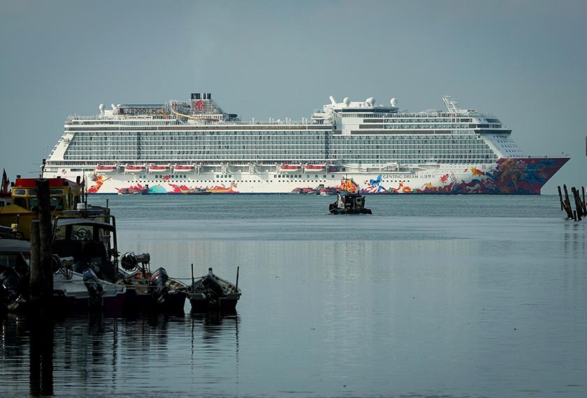 Genting Dream Cruise dapat dilihat dari Kompleks Imigresen, Kastam, Kuarantin dan Keselamatan (ICQS) Melaka, hari ini. - Foto BERNAMA