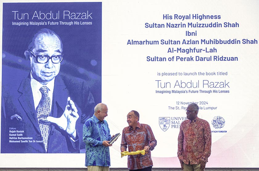 Sultan Nazrin Shah hari ini berkenan melancarkan buku bertajuk Tun Abdul Razak: Imagining Malaysia's Future Through His Lenses, sebagai penghormatan kepada Perdana Menteri Kedua Allahyarham Tun Abdul Razak. - Foto BERNAMA