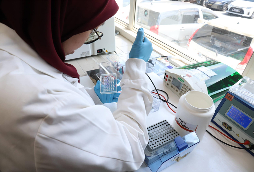 Petugas makmal FGV sedang menjalankan kajian di Pusat Inovasi FGV. -Gambar FGV