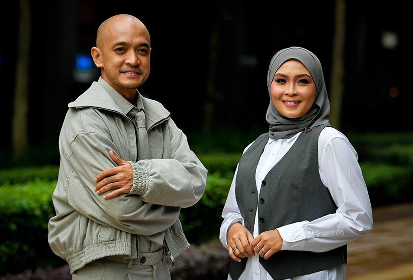 Tomok (kiri) bergambar bersama Siti Nordiana atau nama sebenarnya Siti Nordiana Alias sempena sidang media konsert pertama Tomok dan Siti Nordiana: Memori Mungkin Berulang. - Foto BERNAMA