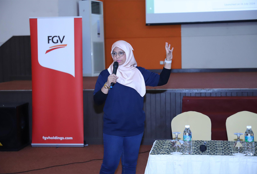 Nurul Hasanah ketika melakukan pembentangan mengenai usaha lestari yang dijalankan oleh FGV. -Gambar FGV