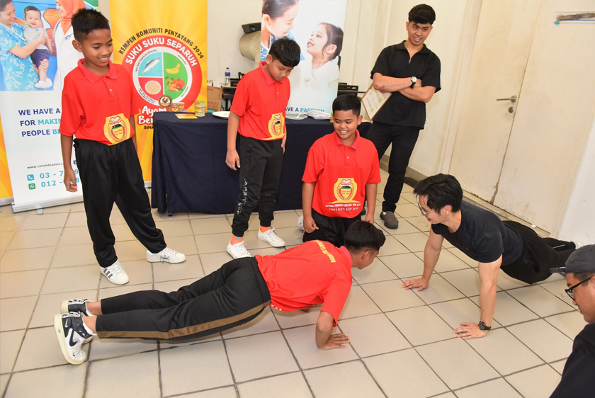 Sesi bersama jurulatih kecergasan yang mengajarkan rutin senaman yang boleh dijadikan amalan.