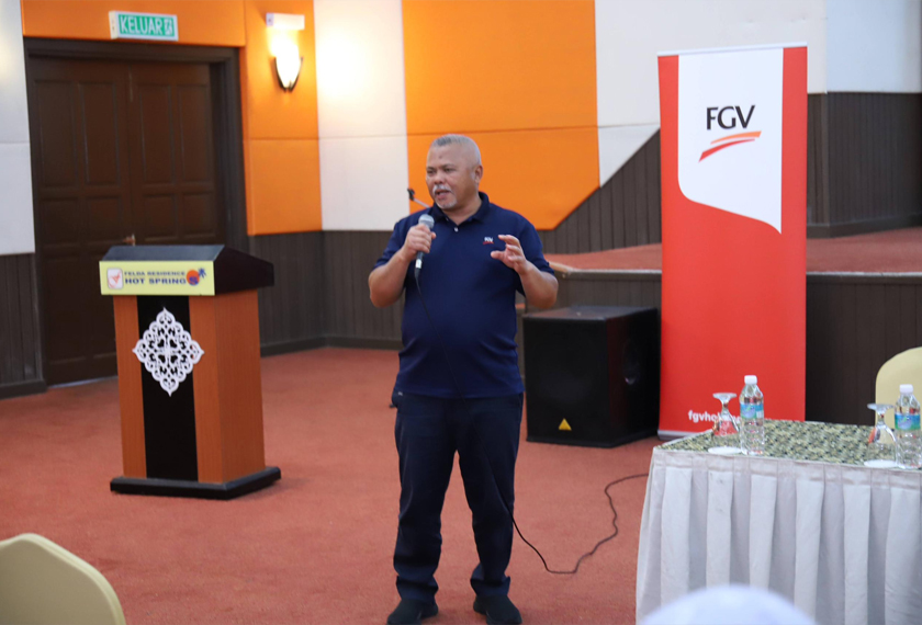 Borhan ketika melakukan pembentangan mengenai usaha pengurusan sisa sawit secara mampan di ladang serta kilang FGV. -Gambar FGV