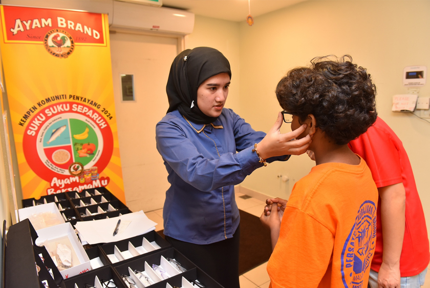 Pemeriksaan mata percuma dan bantuan cermin mata bersama Focus Point Group.