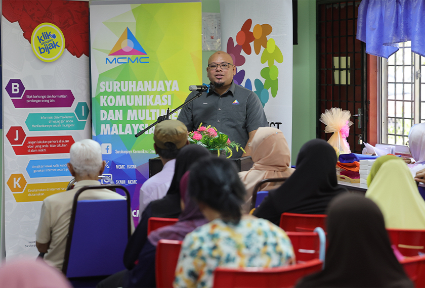 Md Tahir ketika berucap pada Program Memperkasa Warga Emas, Keselamatan dan Kesedaran Internet Peringkat Negeri Sembilan di Pusat Aktiviti Warga Emas Kuala Pilah baru-baru ini. -- fotoBERNAMA 