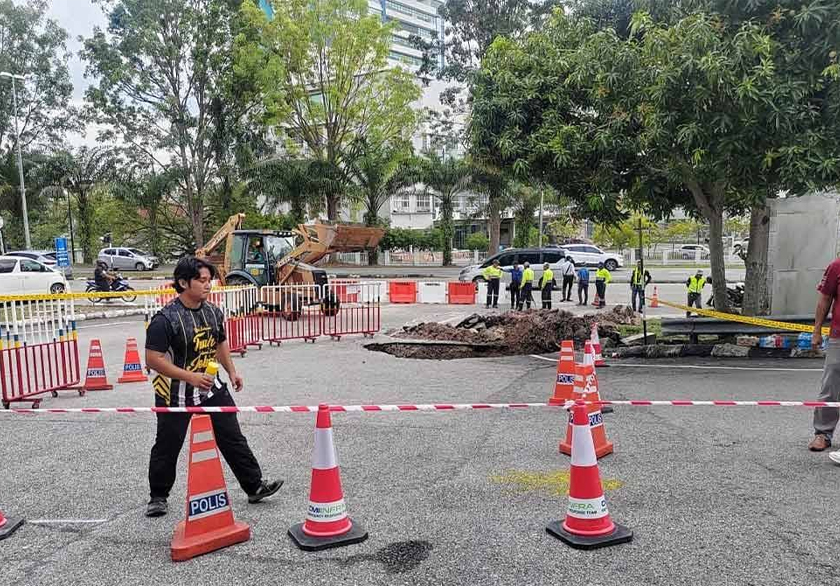 Pihak berkuasa menutup jalan bagi memudahkan kerja-kerja baik pulih dijalankan.