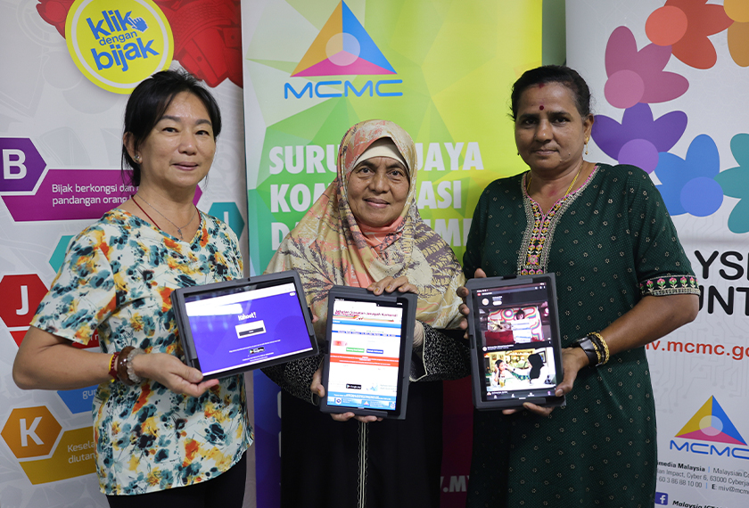 (Dari kiri) Angeline Yew, 62, Norhani Rahim, 70 dan A. Unamalai, 59, turut menyertai Program Memperkasa Warga Emas, Keselamatan dan Kesedaran Internet Peringkat Negeri Sembilan di Pusat Aktiviti Warga Emas Kuala Pilah baru-baru ini.  --fotoBERNAMA