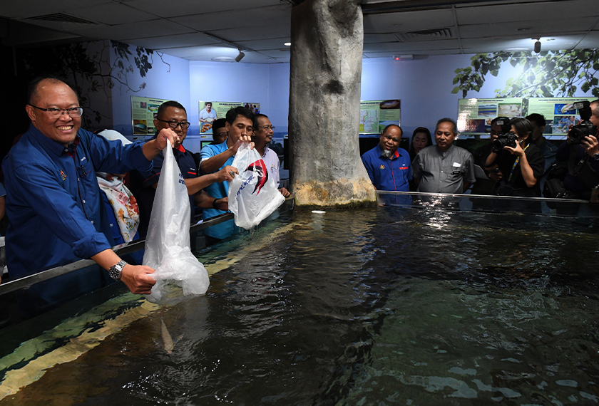 Adnan pada perasmian Majlis Peluncuran Wajah Baharu AkuaTAR di IPP, Batu Maung, semalam. --fotoBERNAMA