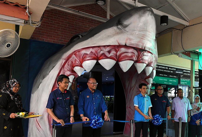 Adnan merasmikan wajah baharu AkuaTAR di Institut Penyelidikan Perikanan, Batu Maung, semalam. --fotoBERNAMA