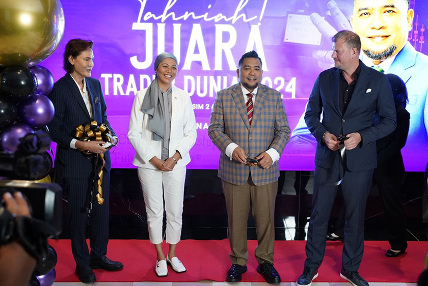 Dari kiri: Datuk Zafrol Rizal Mat, Naib Presiden Kanan, DDNK Academy; Anisah Ozleen Othman, MSTA, CFTe, Timbalan Pengerusi, Malaysian Association of Technical Analysts (MATA); Dato’ Dr. Nazri Khan, Pengerusi Eksekutif, DDNK Holdings Sdn Bhd; dan Mr. Wieland Arlt, Presiden The International Federation of Technical Analysts (IFTA), bergambar bersama sempena meraikan kejayaan Dato’ Dr. Nazri Khan sebagai Juara Trader Dunia 2024 di Kejohanan Dunia.