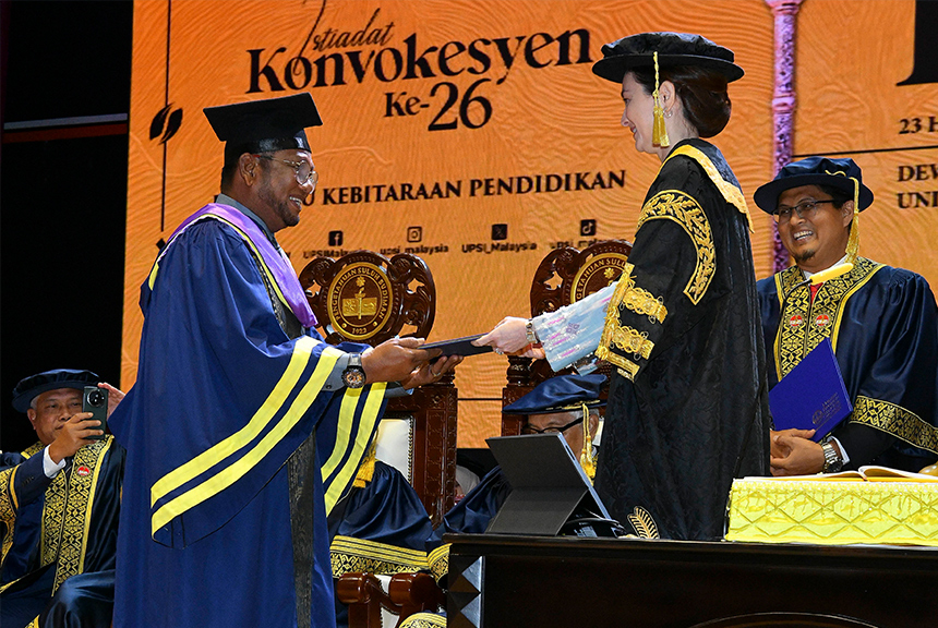 Raja Permaisuri Perak Tuanku Zara Salim (kanan) yang juga Canselor Universiti Pendidikan Sultan Idris (UPSI) berkenan menyampaikan Ijazah Sarjana Pengajian Persembahan kepada Datuk Nash atau nama sebenarnya Nashrudin Elias penyanyi bagi kumpulan Lefthanded pada Istiadat Konvokesyen UPSI ke-26 di Dewan Tuanku Canselor, Kampus Sultan Azlan Shah, UPSI hari ini. - Foto BERNAMA