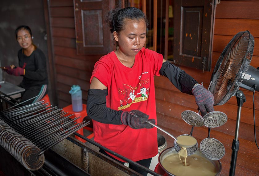 Pengunjung Ah Ma House berpeluang melihat secara langsung cara membuat kuih kapit yang dibakar secara tradisional menggunakan arang. --fotoBERNAMA