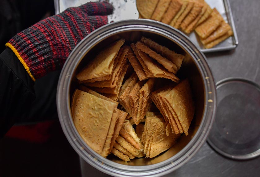Kuih kapit, tarikan utama sekiranya berkunjung ke Ah Ma House. --fotoBERNAMA