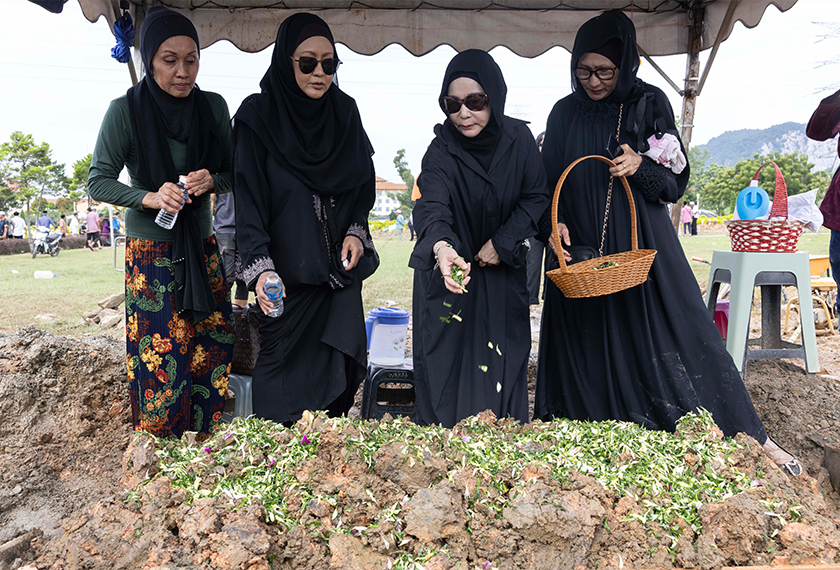 Upacara pengebumian itu dihadiri lebih 100 ahli keluarga, kenalan rapat dan rakan selebriti yang memberikan penghormatan terakhir kepada legenda muzik tempatan itu. - Gambar/ Shahir Omar/ Astro AWANI