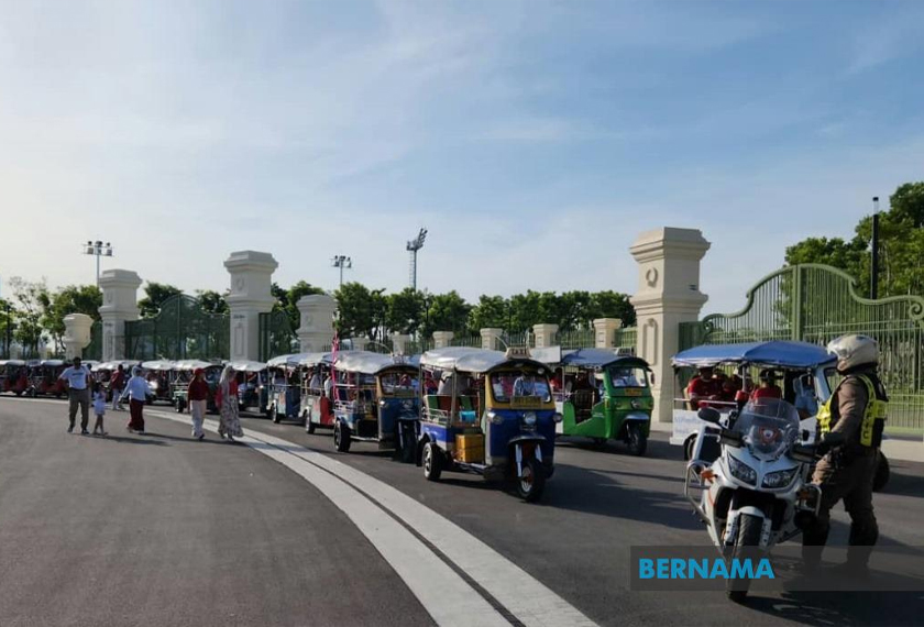Konvoi lebih 39 tuk-tuk memulakan perjalanan selama tiga jam dari kediaman rasmi Samuel di Menara Suan Phinit, melintasi mercu tanda ikonik termasuk Menara Mahanakhon, Monumen Kemenangan, Istana Dusit, Istana Besar, Chinatown Bangkok dan Wat Arun. --fotoBERNAMA