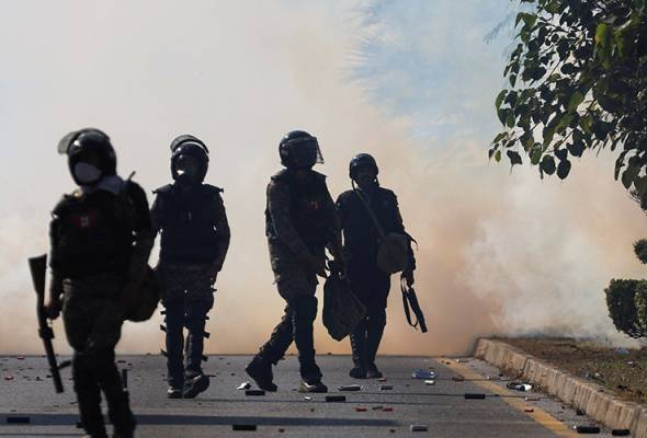 Pakistani forces launch midnight raid on ex-PM Imran Khan's supporters ...