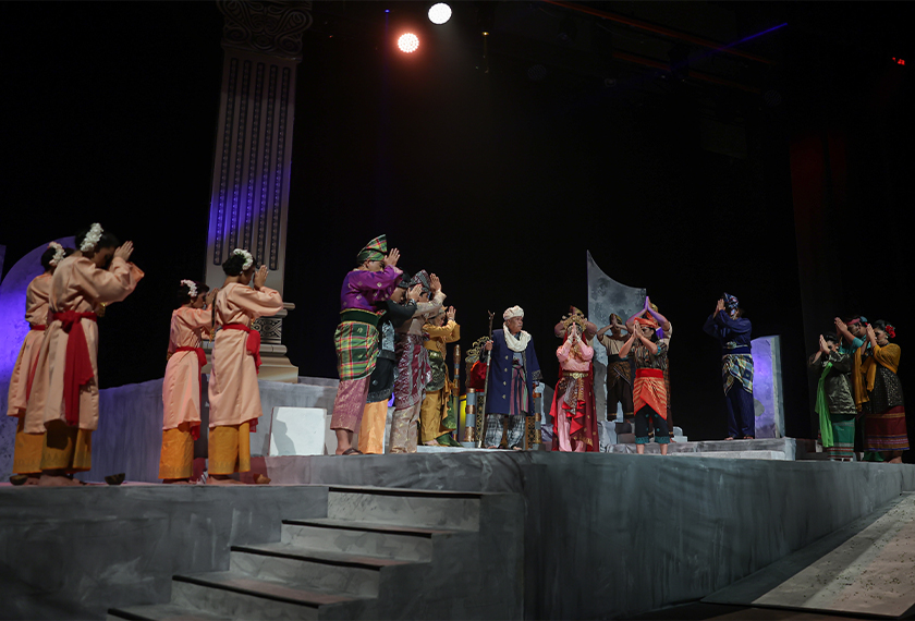 Antara aksi pelakon teater semasa pementasan teater Sirih Bertepuk Pinang Menari di DBP malam tadi. --fotoBERNAMA 