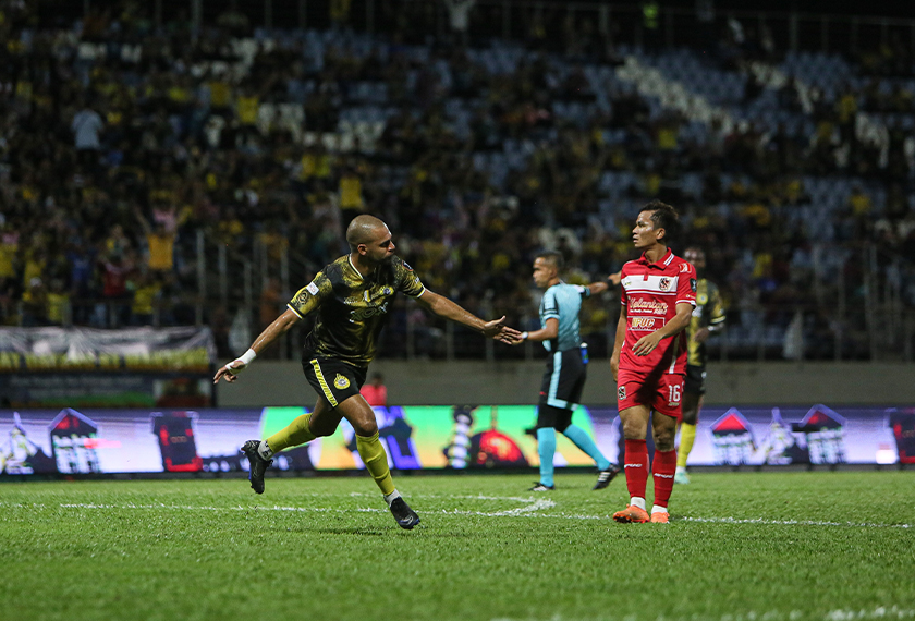 Pemain Perak FC Clayton Da Silveira Da Silva meraikan jaringan pertama ketika menentang pasukan Kelantan FC pada saingan Piala Malaysia 2024/2025 di Stadium Majlis Perbandaran Manjung, 30 Nov 2024. --fotoBERNAMA