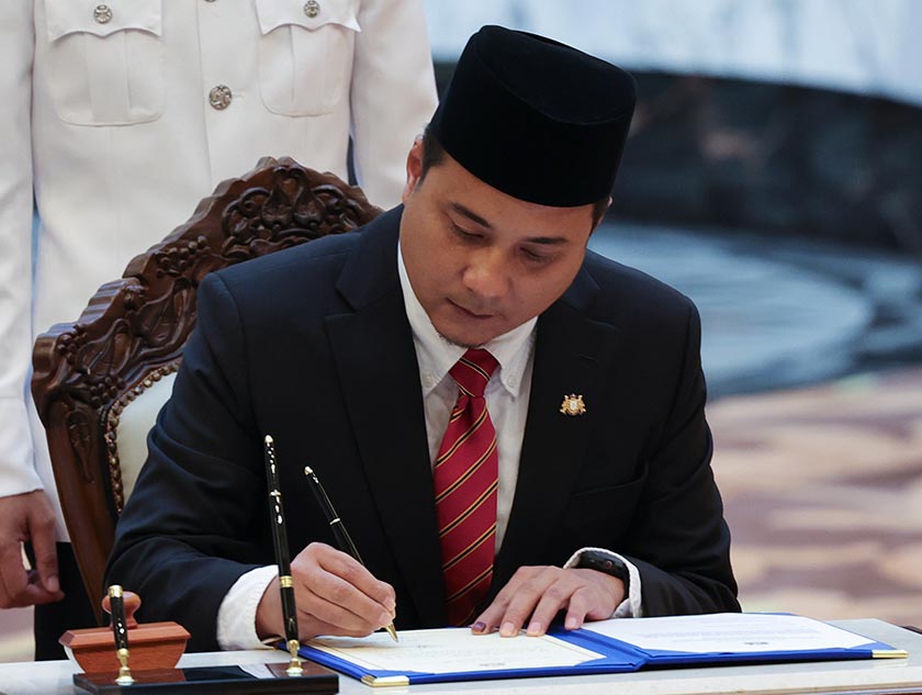Syed Hussien Syed Abdullah (duduk) menandatangani Surat Sumpah Jawatan di hadapan Speaker Dewan Undangan Negeri Johor Datuk Dr Mohd Puad Zarkashi. - Foto Bernama