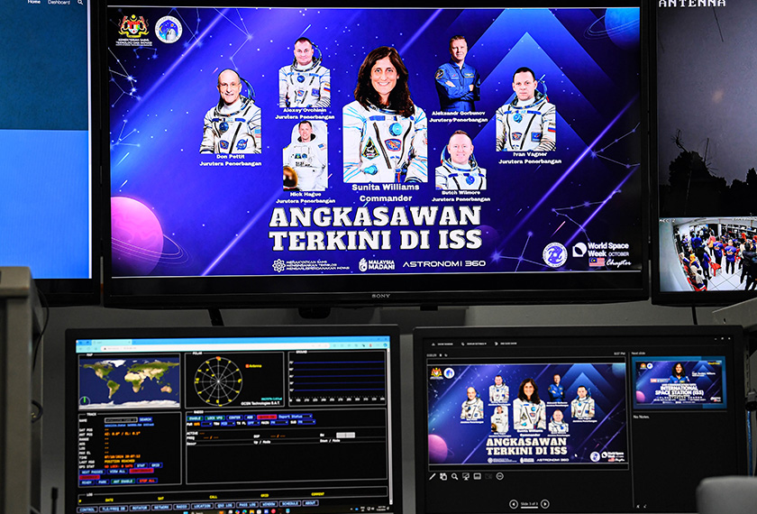 Senarai angkasawan terkini di ISS dipamerkan di Stesen Radio Amatur pada Program ‘ISS Contact 2024’ di Planetarium Negara, 7 Okt 2024. --fotoBERNAMA