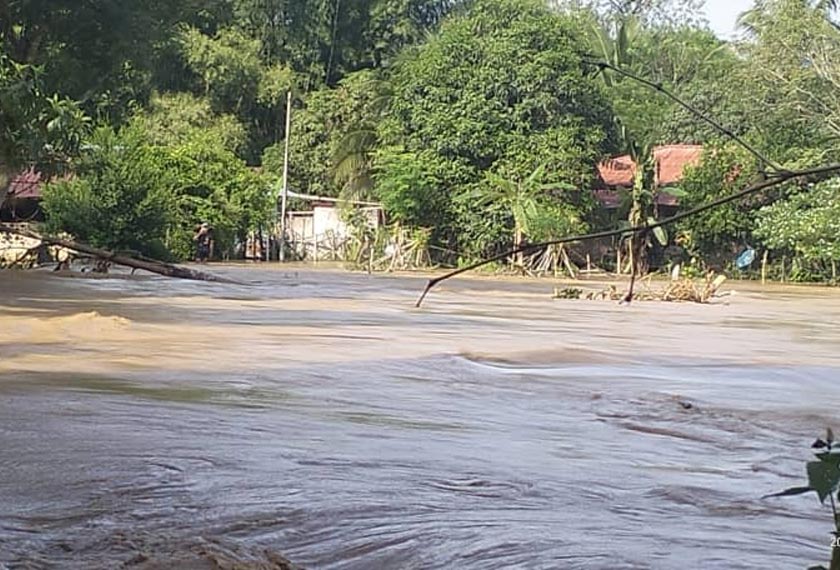 Rumah penduduk Kampung Banggol Derom dinaiki air setinggi 1.5 meter pada Selasa. - Foto JBPM Baling