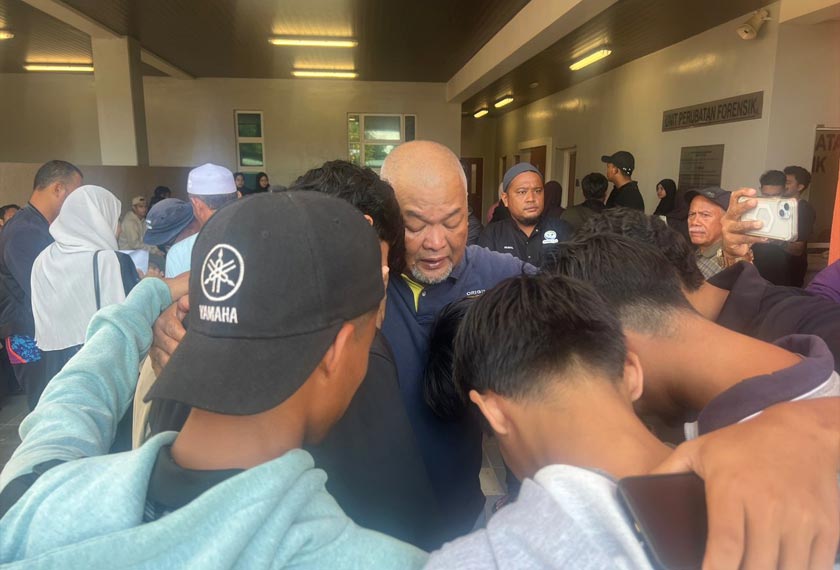 Jamaludin tidak dapat menahan perasaan akibat kehilangan anaknya.