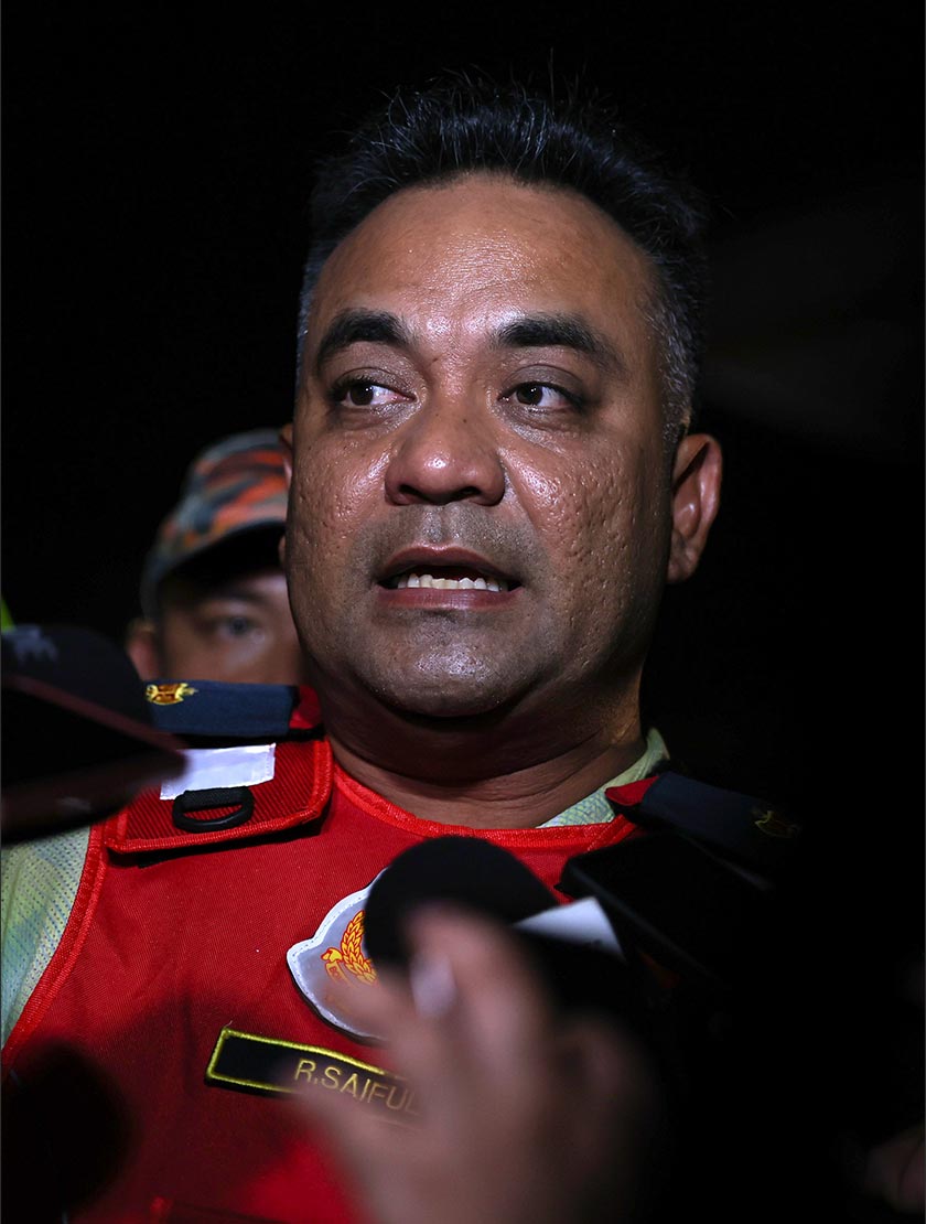 Raja Saiful Iswandy semasa sidang media berkaitan operasi mencari dan menyelamat buruh warga asing yang tertimbus dalam runtuhan bangunan di Bukit Senjuang, semalam. — fotoBERNAMA