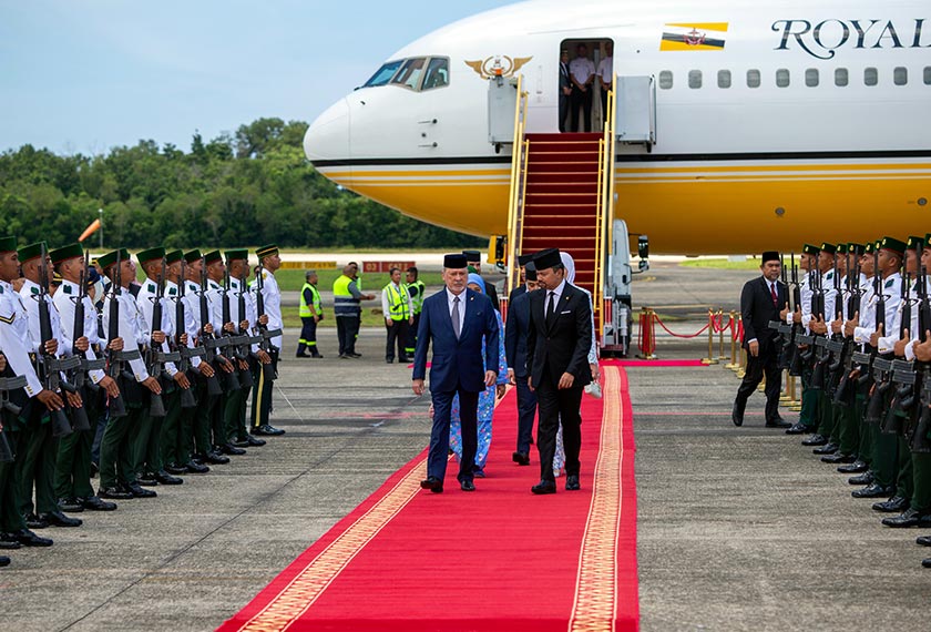 Yang di-Pertuan Agong Sultan Ibrahim dan Raja Permaisuri Agong Raja Zarith Sofiah berkenan berangkat tiba di Bandar Seri Begawan bagi memulakan lawatan negara ke Brunei selama tiga hari bermula hari ini. - Foto Bernama