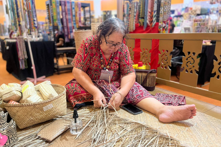 Lumat menunjukkan cara beliau membuat anyaman yang sudah menjadi kepakaranny. - Facebook Kraftangan Cawangan Sabaha