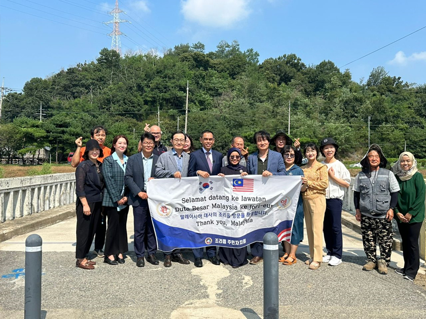 Datuk Mohd Zamruni Khalid telah melawat Jambatan Persahabatan Malaysia-Korea Selatan di Paju, baru-baru ini.