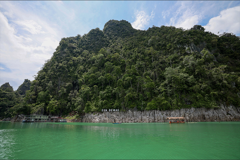 Taman Negara Terengganu di Tasik Kenyir, Hulu Terengganu yang menjadi destinasi pelancongan kerana keindahan flora dan faunanya. --fotoBERNAMA