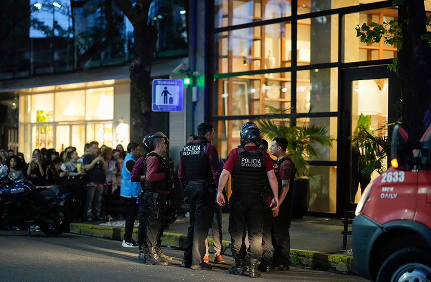 Polis berkumpul di luar hotel tempat Liam Payne ditemui mati selepas terjatuh dari balkoni di Buenos Aires, 16 Okt 2024. (Foto AP)