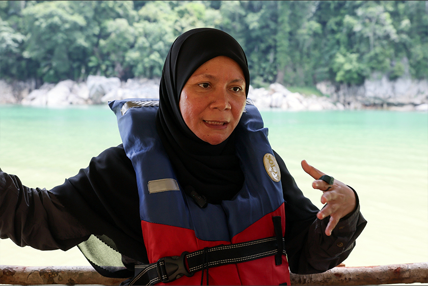 Sharena ditemu bual semasa menaiki rumah rakit tradisional Orang Asli Semaq Beri di Taman Negara Terengganu di Tasik Kenyir, Hulu Terengganu. --fotoBERNAMA