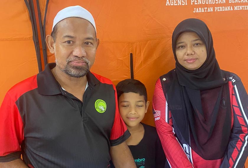 Shamsul Bahrin bersama ahli keluarganya ketika ditemui di PPS hari ini. - Foto Astro AWANI