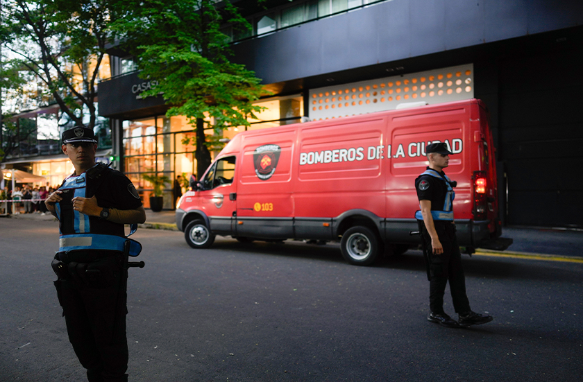 Polis berkawal di luar hotel tempat Liam Payne ditemui mati selepas terjatuh dari balkoni di Buenos Aires, 16 Okt 2024. (Foto AP)