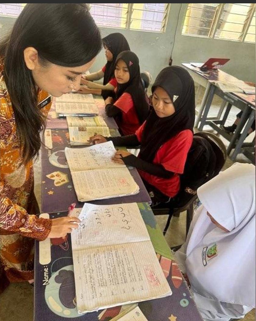 Cikgu Lorenica Frenila ketika proses PdPc di SK Bawang K9, Beluran. - Foto Sinar Harian