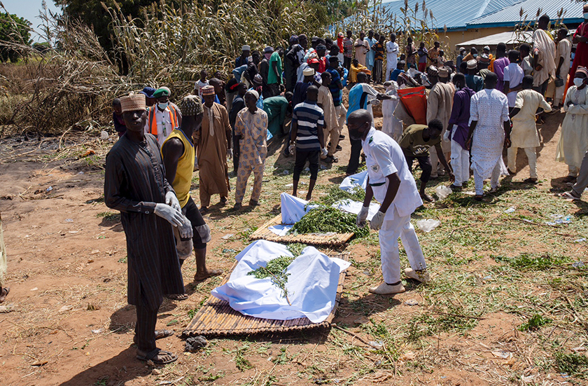 Orang ramai menguruskan pengebumian mangsa kebakaran lori susulan letupan lori tangki minyak di bandar Majiya, Nigeria, 16 Okt 2024. (Foto AP)