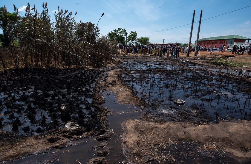 Orang ramai berkumpul di tempat kejadian letupan lori tangki minyak di bandar Majiya, Nigeria, 16 Okt 2024. (Foto AP)
