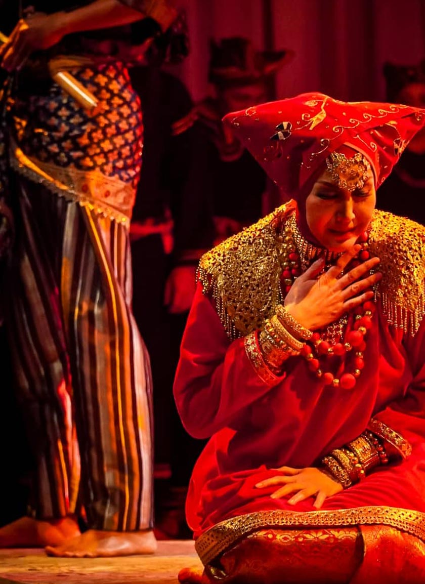 Lakonan Juhara Ayob tidak sekadar berperanan sebagai sokongan kepada suami, tetapi muncul sebagai simbol cita-cita dan ambisi yang melangkaui peranan tradisional wanita. – Gambar ihsan Izzat Fadzil & Aaren Kang