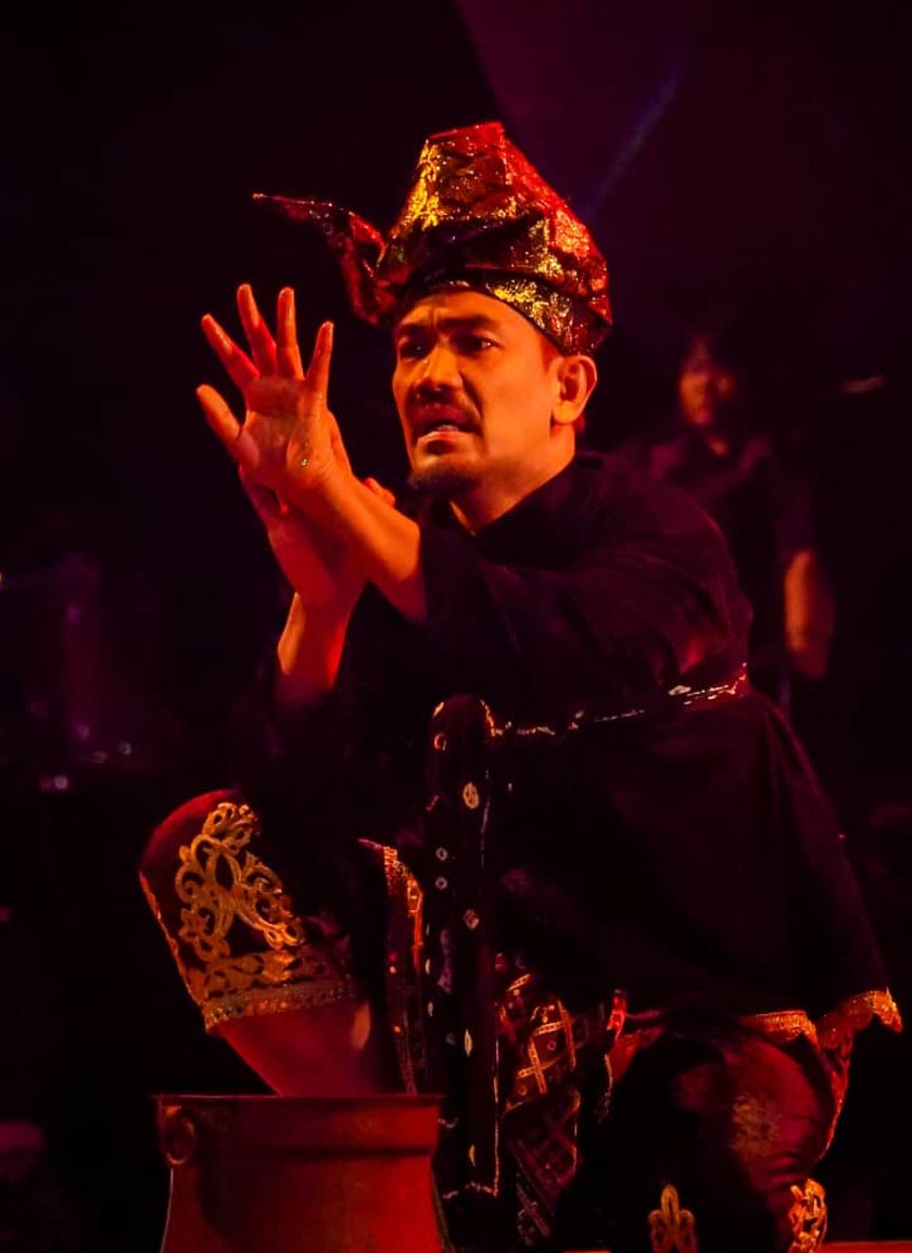 Che Kem mengekspresikan keraguan dan rasa bersalah Macbeth melalui cara bahasa tubuhnya bergerak atau berjeda dalam pantun, mencerminkan teknik Stanislavsky yang memfokuskan pada komunikasi bukan lisan. - Gambar ihsan Izzat Fadzil & Aaren Kang